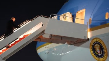 دونالد ترامب يصعد على متن طائرة الرئاسة الأمريكية