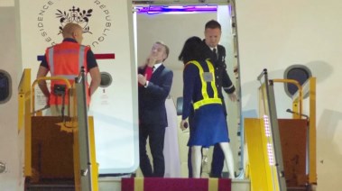 لحظة غريبة يبدو فيها أن ماكرون قد تلقى صفعة على وجهه من زوجته ، صورة أرشيفية 