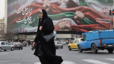 امرأة إيرانية تسير في أحد شوارع طهران 