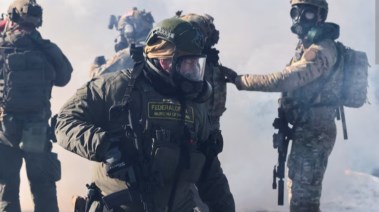 ضباط الشرطة الفيدرالية يطلقون قنابل مسيلة للدموع وسط مظاهرات حاشدة في مينيابوليس