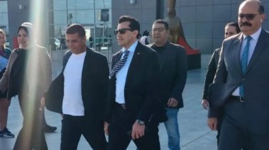 وزير الرياضة لحظة وصوله مطار الغردقة