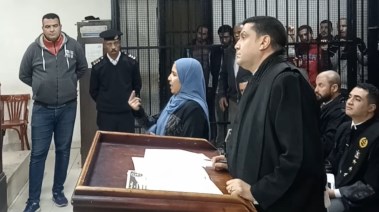 الأم المتهمة أمام هيئة المحكمة