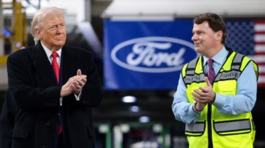 الرئيس الأمريكي دونالد ترامب والرئيس التنفيذي لشركة فورد جيم فارلي 