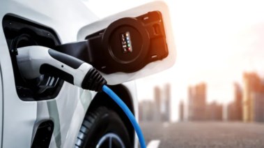 شحن سيارة كهربائية ــ تعبيرية 