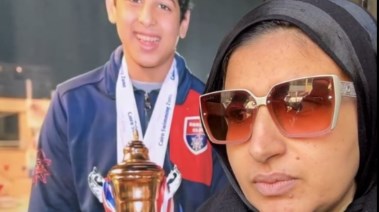 الأم أمام صورة أبنها 