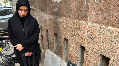 والدة يوسف السباح تنظر لصور صغيرها بكل حزن