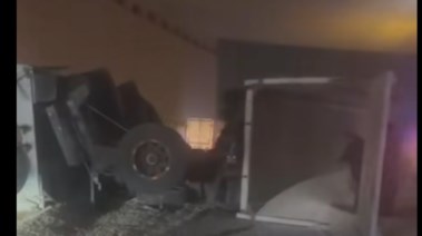  انقلاب سيارة نقل على الطريق الأوسطي