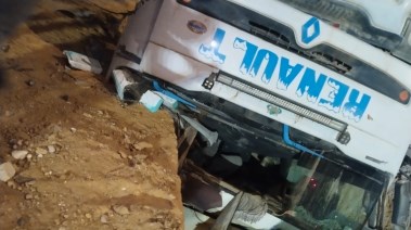 سقوط سيارة في حفرة بالمقطم 