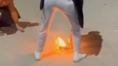 لحظة اشعال النيران في فأر صغير