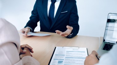 مسؤول موارد بشرية أثناء مقابلة