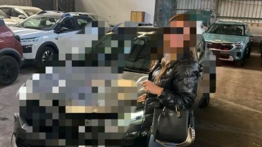 إلهام محمد مع السيارة