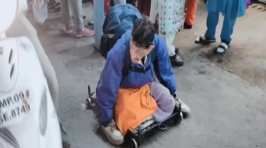 الرجل المتسول أثناء جولته في الشوارع