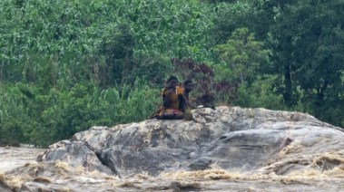 الزوجان أثناء تواجدهما على الصخرة بموزمبيق