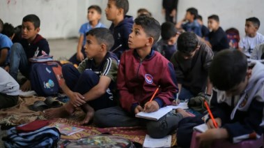 أطفال عزة يتلقون تعليمهم 