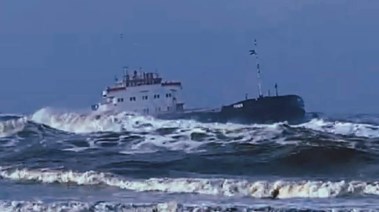 جنوح سفينة بضائع قرب شاطئ بورسعيد