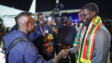 رئيس السنغال مع اللاعبين