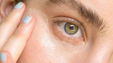 ترطيب العين بالفازلين- تعبيرية