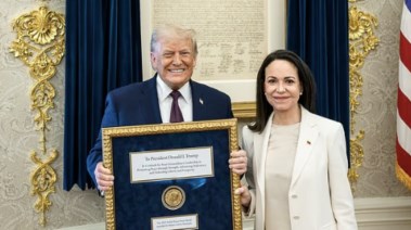 ماريا وترامب خلال إهدائه جائزة نوبل للسلام