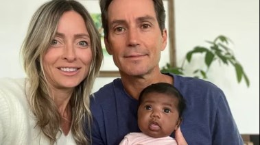 سكور وميلز وطفلتهما