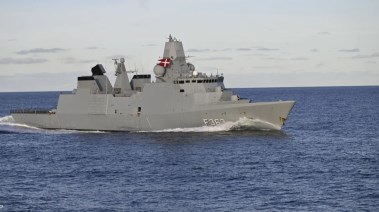 سفينة تبحر أمام جرينلاند