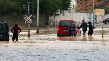 العاصفة هاري تغرق تونس وتودي بحياة اربع أشخاص وتعلق الدراسة في 15 ولاية بتونس