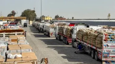شاحنات المساعدات أمام معبر رفح