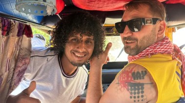 حسان أحمد شيبه بوب مارلي مع أحد السائحين