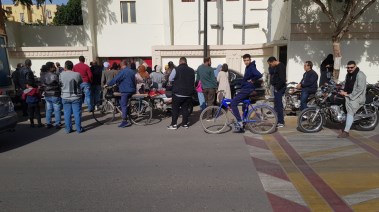 أولياء الأمور أثناء انتظار أبنائهم التلاميذ أداء امتحان اللغة العربية بالأقصر