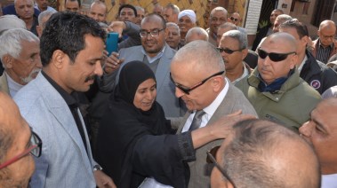 محافظ الأقصر  يستمع للسيدة 