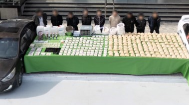 المتهمون وجانب من المضبوطات