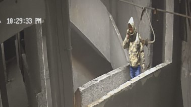 صورة أحد الصوص أثناء محاولة اقتحام الشقة 