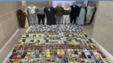 المتهمون وجانب من المضبوطات 