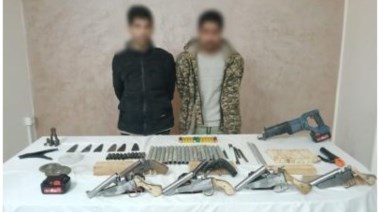 المتهمين بعد ضبطهم والمضبوطات 