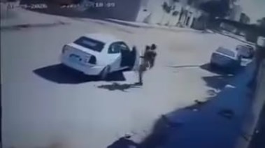 لقطة من فيديو خطف طفل داخل سيارة بالعاشر من رمضان 