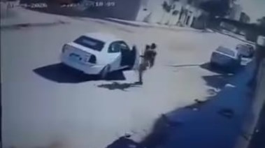 لقطة من فيديو خطف طفل داخل سيارة بالعاشر من رمضان 