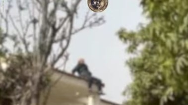 المتهم أثناء التهديد بإلقاء نفسه