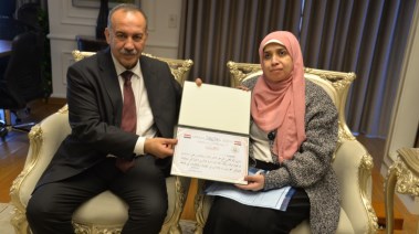 محافظ أسيوط يكرم الفتاة زينب بدر