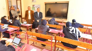 لقطة من زيارة المحافظ