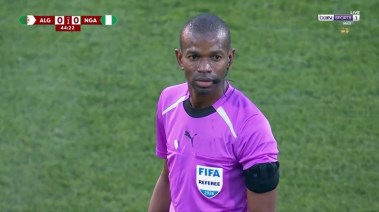 عيسى سي حكم مباراة الجزائر ونيجيريا