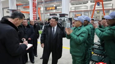 كيم جونج أون خلال تفقده أحد المصانع 