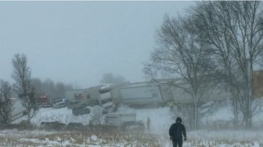 حادث تصادم بين أكثر من 100 سيارة وشاحنة