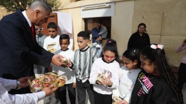 محافظ أسوان يوزع كروت تهنئة الرئيس والهدايا على الأطفال بمختلف الكنائس بمناسبة عيد الميلاد المجيد