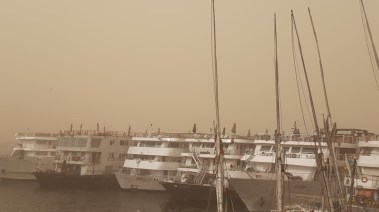 بسبب العاصفة الترابية غلق حركة الملاحة النهرية فى مجرى نهر النيل وبحيرة ناصر باسوان