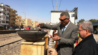 محافظ أسوان يضع حجر أساس كوبري السيل للمشاة