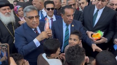 محافظ الدقهلية أثناء توزيع الالعاب