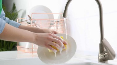 صعوبة غسيل الأطباق بفصل الشتاء