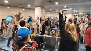 سيدات صينيات يمارسن التمارين بمطار القاهرة