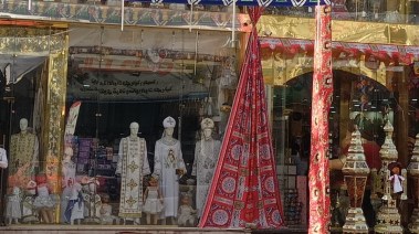 محل لبيع ملابس الكهنوت يتزين بفوانيس رمضان