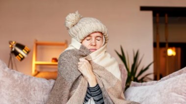 النساء يشعرون بالبرودة أكثر من الرجال 