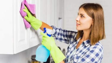 المرأة تنظف البيت 